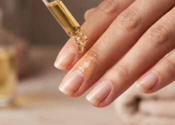 Óleo de rícino: como usar para fortalecer unhas fracas e estimular o crescimento rápido