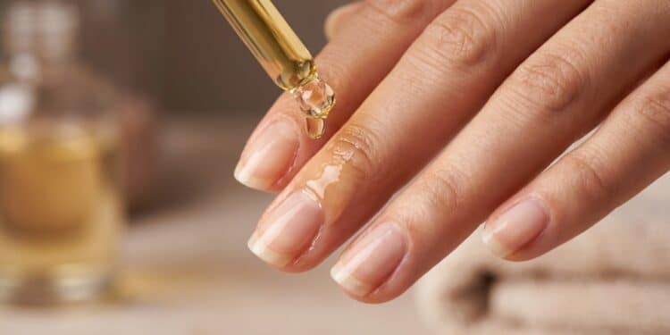 Óleo de rícino: como usar para fortalecer unhas fracas e estimular o crescimento rápido