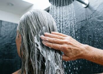 5 máscaras baratinhas para cabelos grisalhos que tratam em 5 minutos e deixam os fios macios