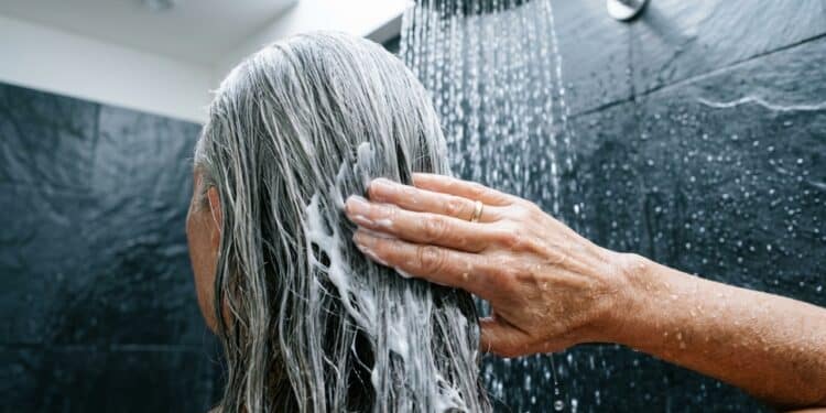 5 máscaras baratinhas para cabelos grisalhos que tratam em 5 minutos e deixam os fios macios