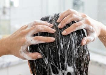 Quantas vezes por semana lavar o cabelo para evitar queda e fios brancos, segundo dermatologistas