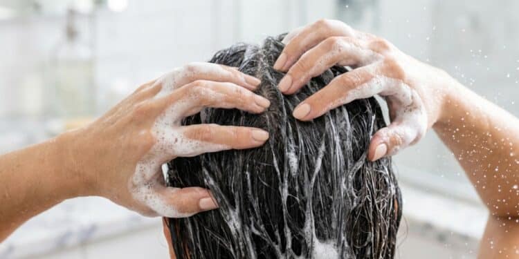 Quantas vezes por semana lavar o cabelo para evitar queda e fios brancos, segundo dermatologistas