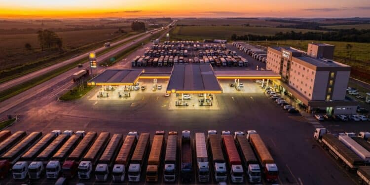 Maior posto de gasolina do Brasil opera 32 bombas e mantém pousada de 84 quartos em área de 200 mil metros quadrados