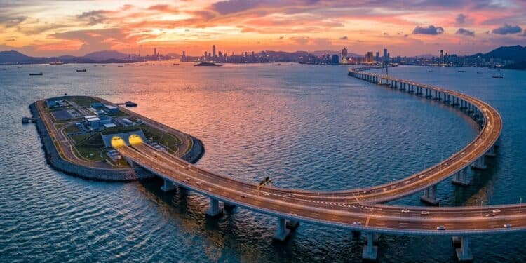 A ponte mais cara do mundo custou R$ 103 bilhões e liga três cidades em 55 km de travessia