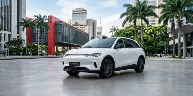 Novo Leapmotor A10 atinge 500 km de autonomia, recarga em 16 minutos por R$ 68 mil e marca terá produção em Goiana