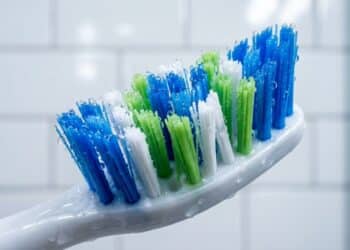Por que as cerdas da escova de dente têm cores diferentes e o que isso revela sobre o uso