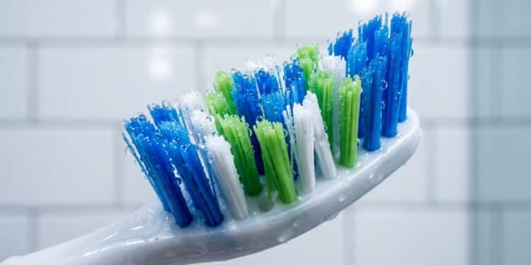 Por que as cerdas da escova de dente têm cores diferentes e o que isso revela sobre o uso