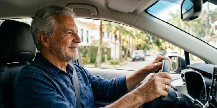 Meu pai de 70 anos acha que vai perder a carteira na renovação da CNH por causa das regras atuais e garantiu 3 anos sem teste prático
