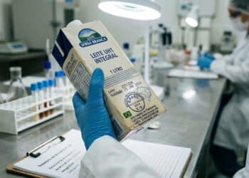 Fraude em leite leva Anvisa a suspender marca popular e alerta atinge consumidores no país