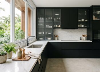 Adeus armários tradicionais: opção de vidro não estufa, não apodrece e está conquistando as casas