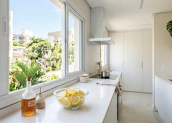 Cheiro de fritura no sofá e nas paredes tem solução e ela começa ainda durante o preparo