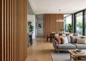 Adeus às portas tradicionais: 5 ideias modernas para integrar ambientes que serão tendência em 2026