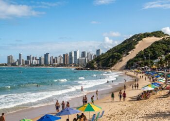 Uma cidade do Nordeste que se destaca por águas mornas e cristalinas com dunas incríveis para relaxar o ano inteiro