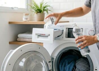 Adeus ao cheiro de roupa úmida: uso de bicarbonato de sódio e vinagre branco para eliminar odores