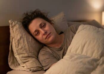 A ruminação noturna mantém sua mente ativa e dificulta o sono mesmo quando o corpo está cansado