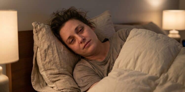 A ruminação noturna mantém sua mente ativa e dificulta o sono mesmo quando o corpo está cansado