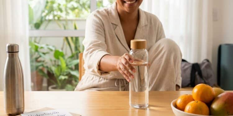 Beber água só quando sente sede parece suficiente, mas seu corpo pode estar desidratado sem sinais claros