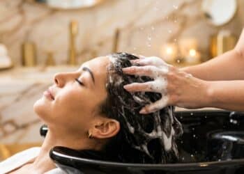 Como montar um spa day capilar em casa que nutre os fios e ainda cuida da sua autoestima no fim de semana