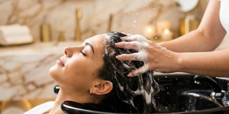 Como montar um spa day capilar em casa que nutre os fios e ainda cuida da sua autoestima no fim de semana