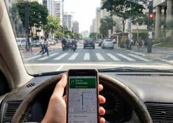Motoristas podem levar multa de R$ 293 e 7 pontos na CNH por esse gesto comum no sinal