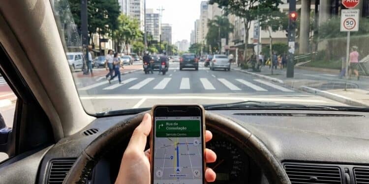 Motoristas podem levar multa de R$ 293 e 7 pontos na CNH por esse gesto comum no sinal