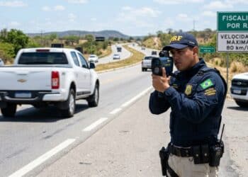 PRF aplica multa grave no valor de R$195,23 e cinco pontos após flagrar caminhonete a 168 Km/h em São Lourenço da Mata