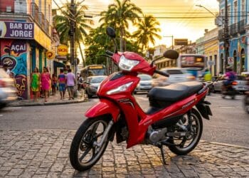 Moto que dispensa CNH chama atenção pelo preço baixo e pela praticidade no dia a dia