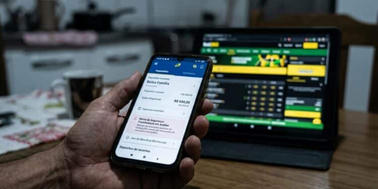 Governo passa a monitorar transações e limitar como brasileiros usam benefício com nova lei