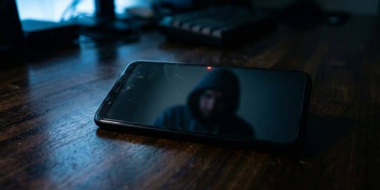 Como saber se seu celular está sendo espionado mesmo quando tudo parece normal no aparelho