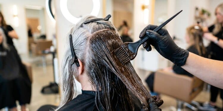 5 tinturas baratinhas que cobrem 100% dos fios brancos e ainda dão brilho por menos de R$ 60