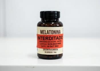 Anvisa suspende venda de melatonina sublingual em gotas sabor maracujá e alerta para possíveis riscos à saúde