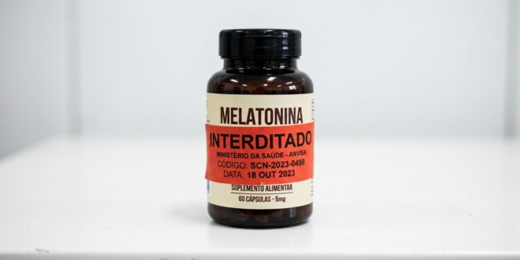 Anvisa suspende venda de melatonina sublingual em gotas sabor maracujá e alerta para possíveis riscos à saúde