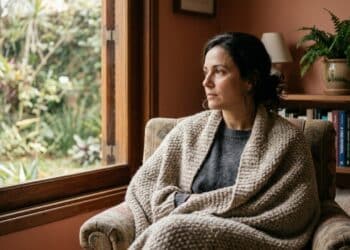 “Não é frieza, é escudo”: por que adultos que se isolam foram crianças que precisaram ser fortes demais