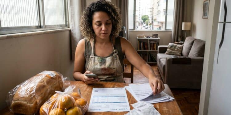 Governo traz R$ 600 e auxílio-gás para quem mora sozinho e pode reduzir despesas sem saber