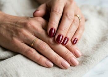 As 3 cores de esmalte que deixam as mãos mais jovens depois dos 50 e que são tendência no outono de 2026