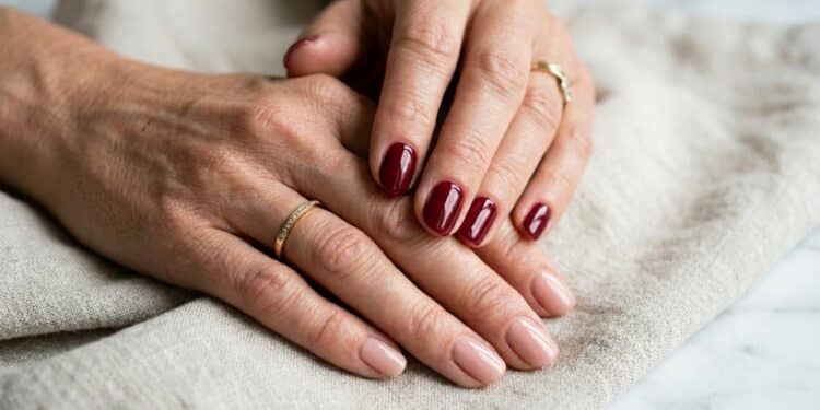 As 3 cores de esmalte que deixam as mãos mais jovens depois dos 50 e que são tendência no outono de 2026
