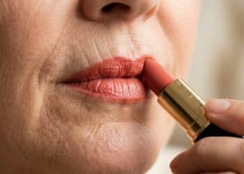 O batom que realça a juventude e valoriza o brilho natural da pele em mulheres maduras 40 +