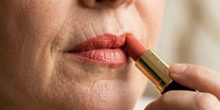 O batom que realça a juventude e valoriza o brilho natural da pele em mulheres maduras 40 +