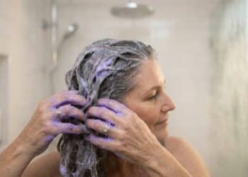 Mulheres 40+ estão apostando em shampoo tonalizante de farmácia que cobre até 70% dos fios brancos