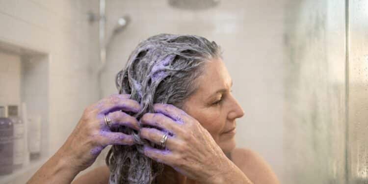 Mulheres 40+ estão apostando em shampoo tonalizante de farmácia que cobre até 70% dos fios brancos