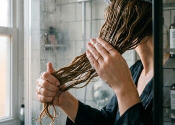 Cabeleireiros especialistas concordam: "É preciso aplicar o condicionador antes do shampoo para espaçar as lavagens do cabelo"