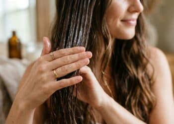 Misturinha caseira com óleo de coco que reduz o frizz e alinha o cabelo já na primeira aplicação