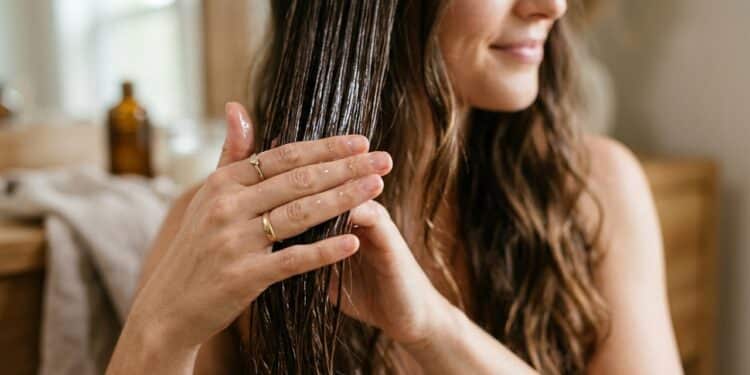 Misturinha caseira com óleo de coco que reduz o frizz e alinha o cabelo já na primeira aplicação