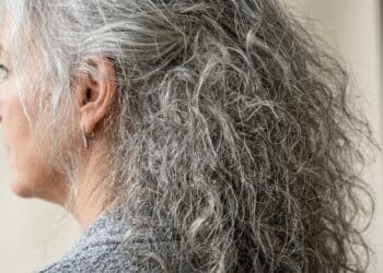 É simples de aplicar e pode ajudar a reduzir o frizz em cabelos grisalhos após os 50: veja como usar vinagre de maçã com mel