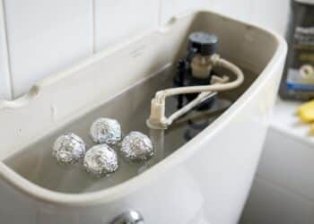 Bolinhas de alumínio na caixa acoplada auxiliam na manutenção e higiene do banheiro