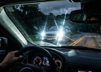 Uso irregular de faróis que gerar desconforto visual pode resulta em retenção do veículo no motorista
