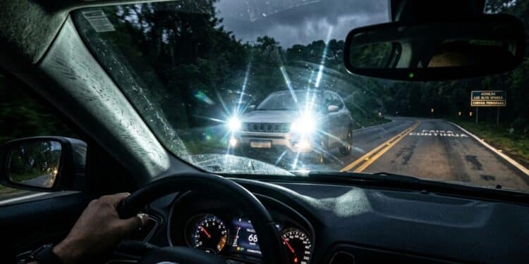Uso irregular de faróis que gerar desconforto visual pode resulta em retenção do veículo no motorista