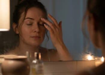 Detox de Pálpebras: a massagem de 60 segundos que “abre” o olhar cansado antes de dormir