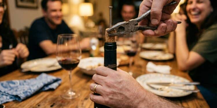 Como abrir vinho sem saca-rolhas: 5 métodos para abrir sem estragar a rolha e a garrafa