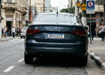 Nova lei pode obrigar a troca de todas as placas de veículos nos carros do Brasil